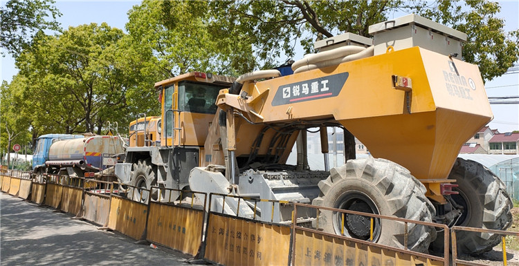 Shanghai Caoxin Highway Cement Pavement Crushing Project